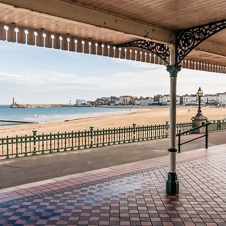 Cosy Coach House Garden Apartment By The Sea, Own Entrance Door, Garden Terrace With Exclusive Rear Door Access & Free Reserved Parking Space Only 2 Mtrs From Your Apt Door! Early Checkin From 3Pm And Late Check Out Till 11Am Available! Broadstairs Buitenkant foto