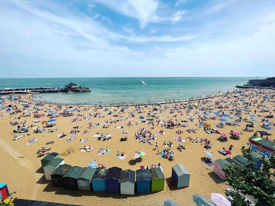 Cosy Coach House Garden Apartment By The Sea, Own Entrance Door, Garden Terrace With Exclusive Rear Door Access & Free Reserved Parking Space Only 2 Mtrs From Your Apt Door! Early Checkin From 3Pm And Late Check Out Till 11Am Available! Broadstairs Buitenkant foto