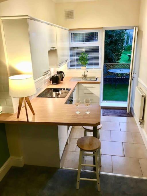 Cosy Coach House Garden Apartment By The Sea, Own Entrance Door, Garden Terrace With Exclusive Rear Door Access & Free Reserved Parking Space Only 2 Mtrs From Your Apt Door! Early Checkin From 3Pm And Late Check Out Till 11Am Available! Broadstairs Buitenkant foto