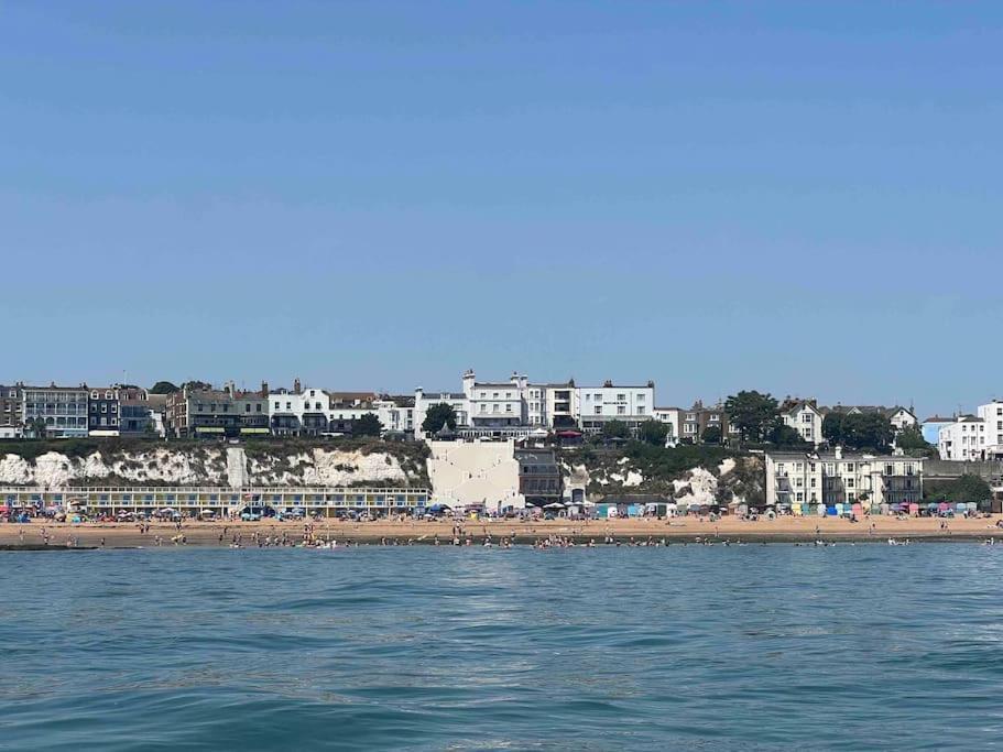 Cosy Coach House Garden Apartment By The Sea, Own Entrance Door, Garden Terrace With Exclusive Rear Door Access & Free Reserved Parking Space Only 2 Mtrs From Your Apt Door! Early Checkin From 3Pm And Late Check Out Till 11Am Available! Broadstairs Buitenkant foto