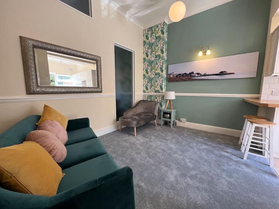 Cosy Coach House Garden Apartment By The Sea, Own Entrance Door, Garden Terrace With Exclusive Rear Door Access & Free Reserved Parking Space Only 2 Mtrs From Your Apt Door! Early Checkin From 3Pm And Late Check Out Till 11Am Available! Broadstairs Buitenkant foto
