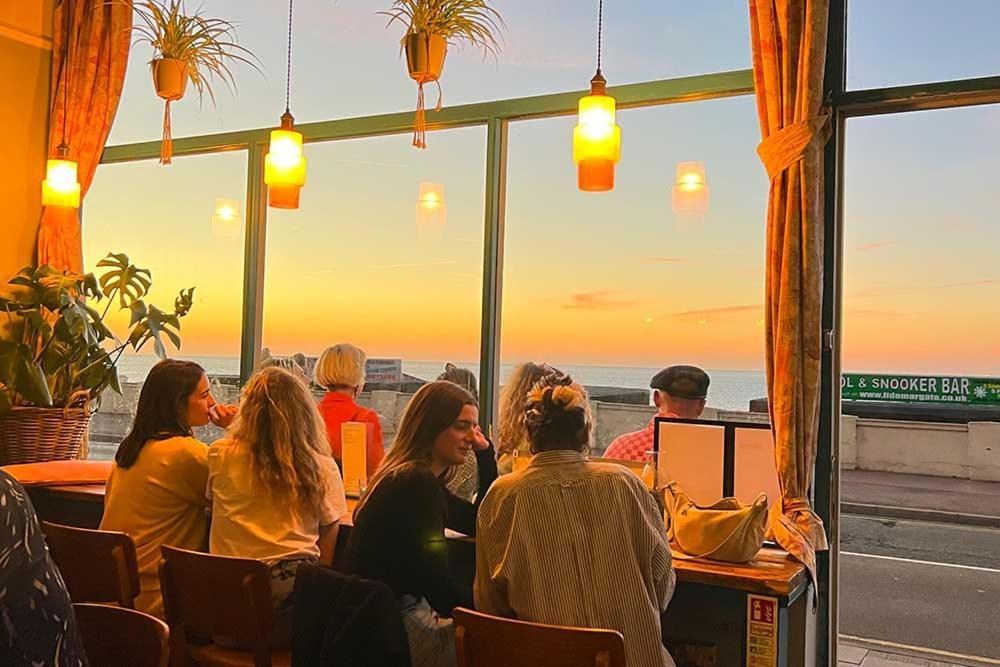 Cosy Coach House Garden Apartment By The Sea, Own Entrance Door, Garden Terrace With Exclusive Rear Door Access & Free Reserved Parking Space Only 2 Mtrs From Your Apt Door! Early Checkin From 3Pm And Late Check Out Till 11Am Available! Broadstairs Buitenkant foto