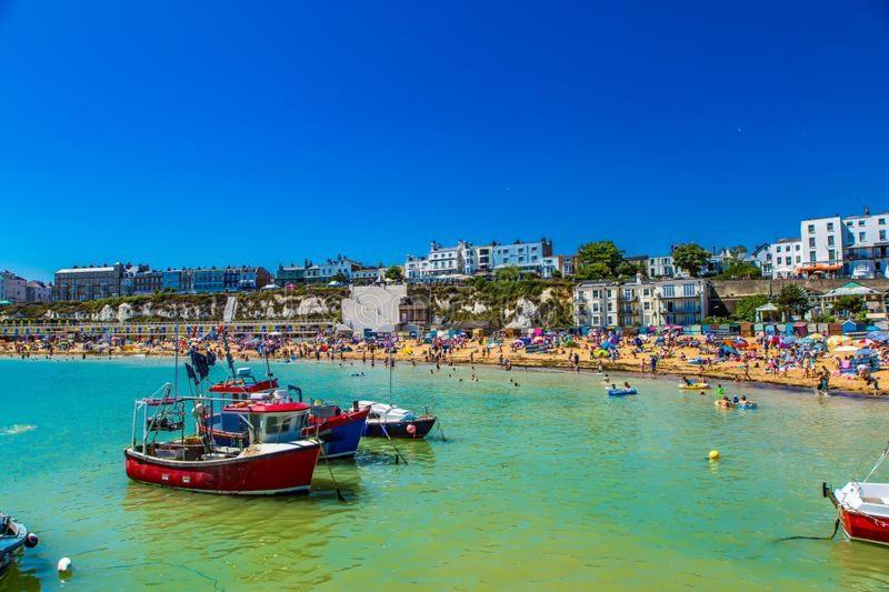 Cosy Coach House Garden Apartment By The Sea, Own Entrance Door, Garden Terrace With Exclusive Rear Door Access & Free Reserved Parking Space Only 2 Mtrs From Your Apt Door! Early Checkin From 3Pm And Late Check Out Till 11Am Available! Broadstairs Buitenkant foto
