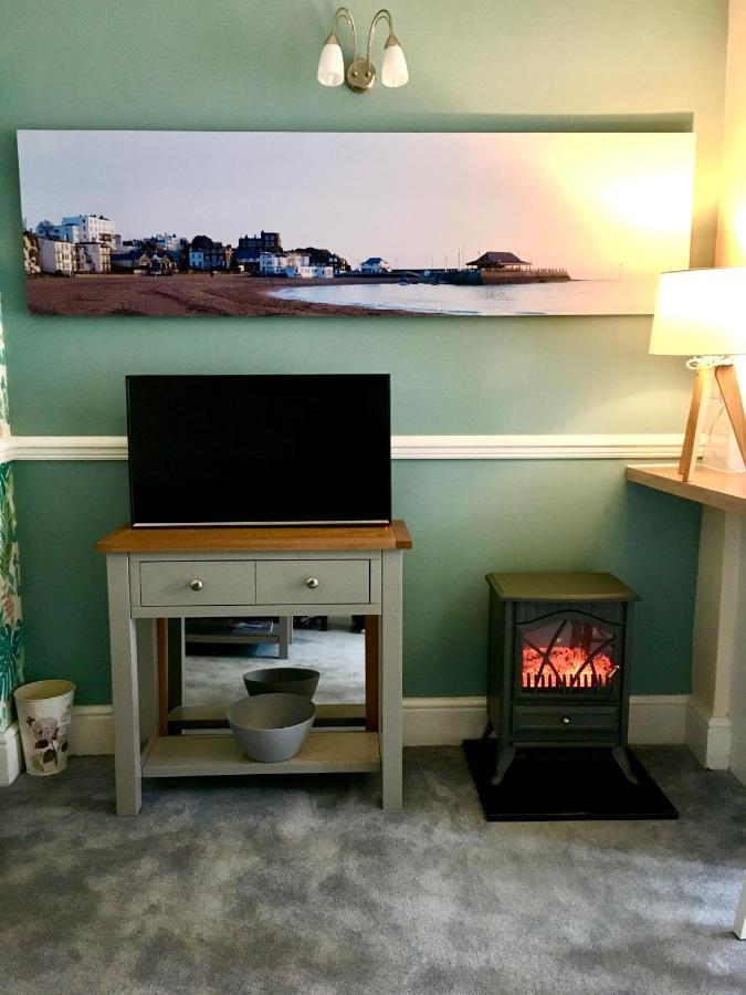 Cosy Coach House Garden Apartment By The Sea, Own Entrance Door, Garden Terrace With Exclusive Rear Door Access & Free Reserved Parking Space Only 2 Mtrs From Your Apt Door! Early Checkin From 3Pm And Late Check Out Till 11Am Available! Broadstairs Buitenkant foto